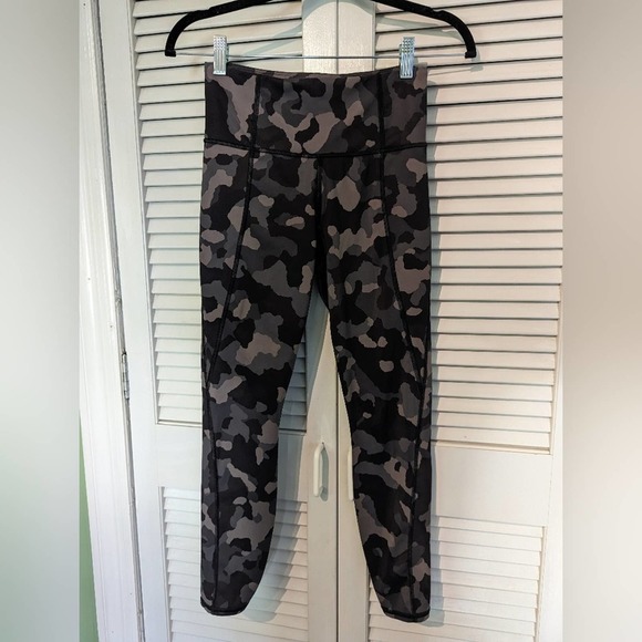 🎃 Athleta Lightning Camo 7/8 Tight XS - Picture 3 of 8